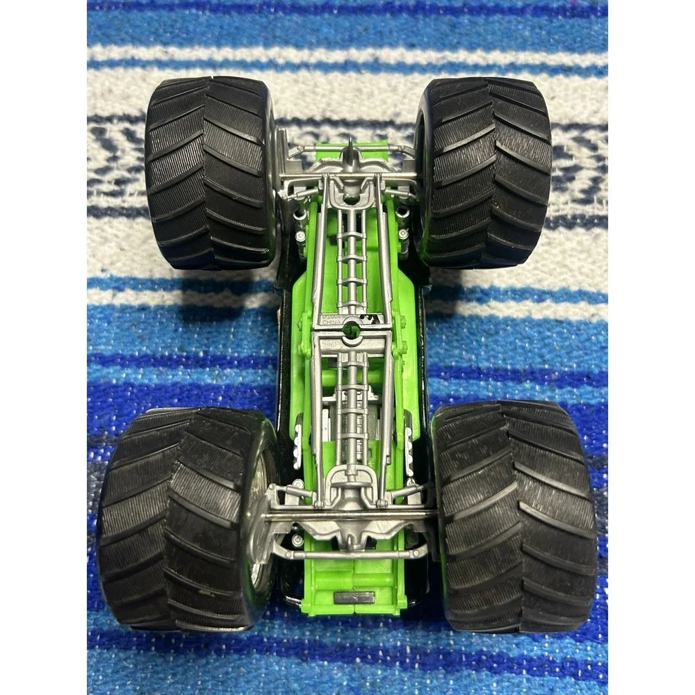 Mattel 2004 Grave Digger Diecast Body 1/24 Hot Wheels Vintage Car Monster Jam